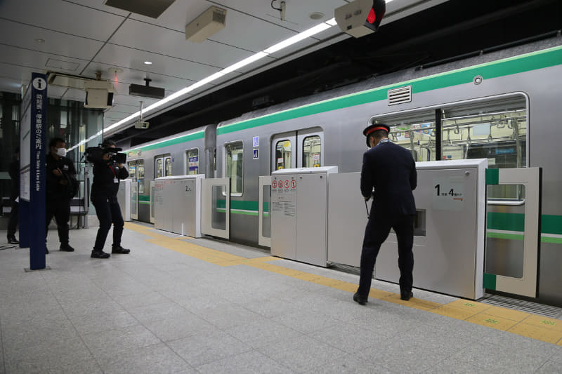 空いていない車両ドアやホームドアを解放する駅員