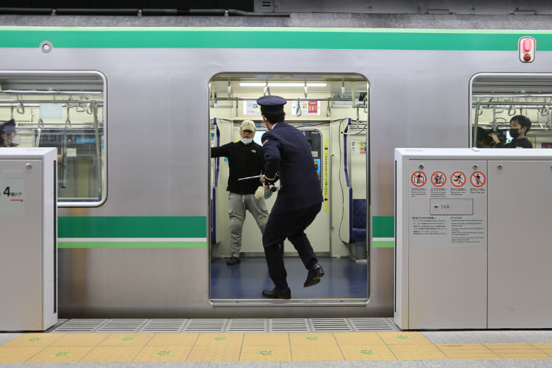不審者と対峙する駅員。なお、不審者役を熱演したのは、東京メトロの社員。昨年と2年連続で演じる「常習犯」として迫力の演技