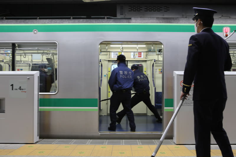警官が登場して一気に制圧