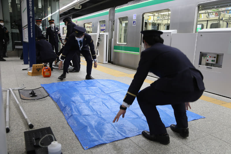 犯人確保後は負傷者の救護を開始