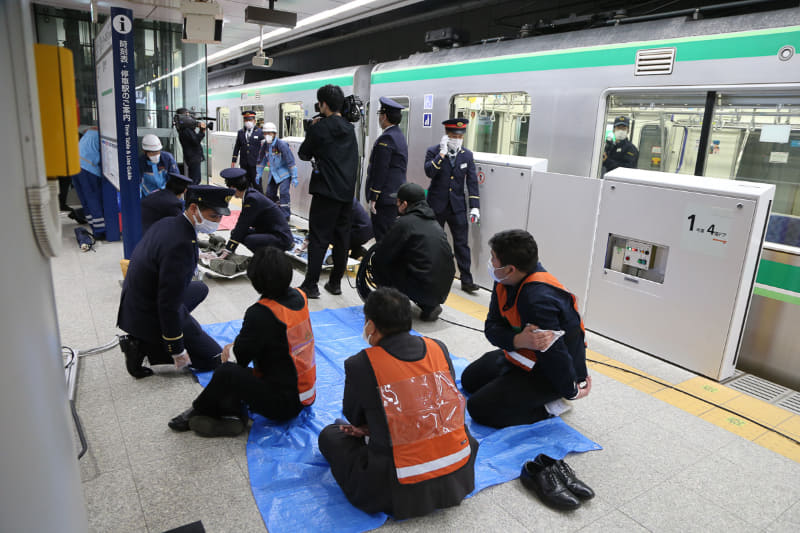 犯人確保後は負傷者の救護を開始