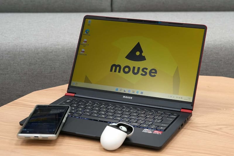 スマホとPCの切り替えに即座に対応する。パソコンはマウスコンピューターの14型ノートPC「<a href="https://www.mouse-jp.co.jp/store/g/gmouse-x4-r5/">mouse X4-R5</a>」、スマホは「Pixel 6 Pro」
