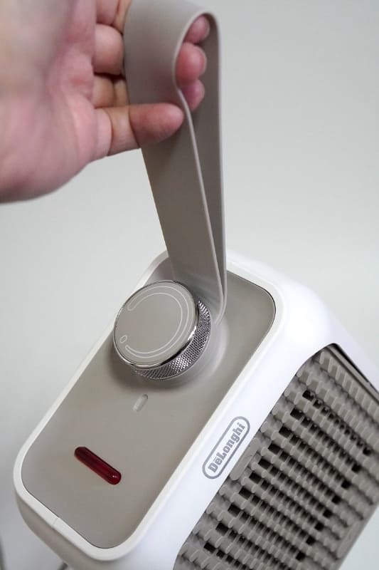 持ち運びのためのストラップはデザインのアクセントにもなっている