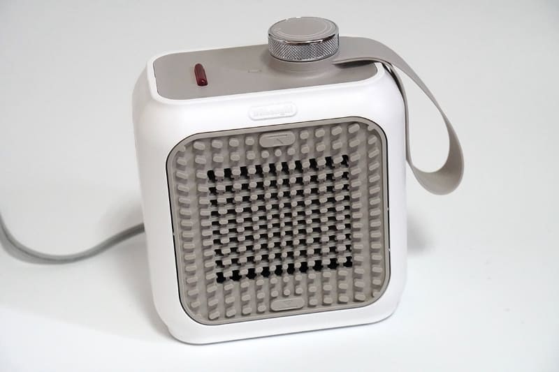 卓上や足元で使うことが想定された製品。小型です