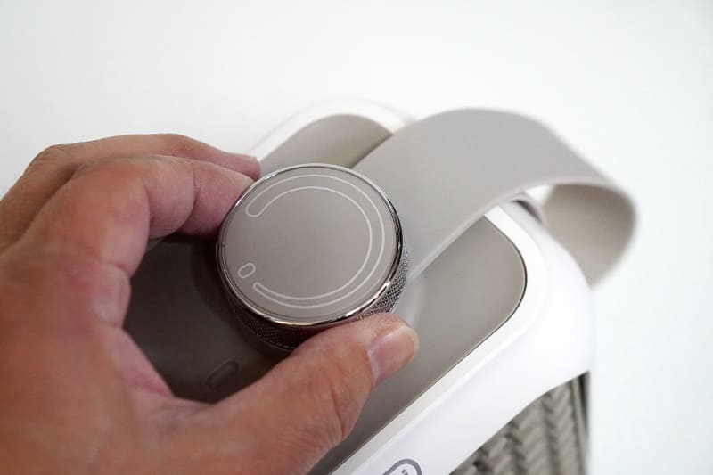 数字の表示もないシンプルなつまみ(サーモスタット)。タイマーの機能もありません