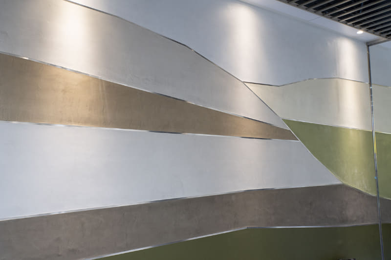 地層をモチーフとしたデザインウォール(写真は日吉方改札口)