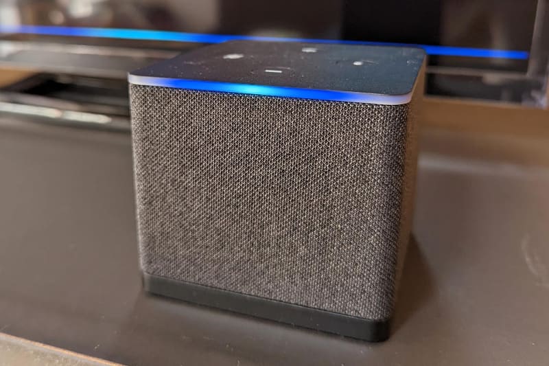 Fire TV Cubeをテレビに接続したところ。この写真でライン状に青く光っている部分、天面と正面の境目部分がステータスLEDとなっています