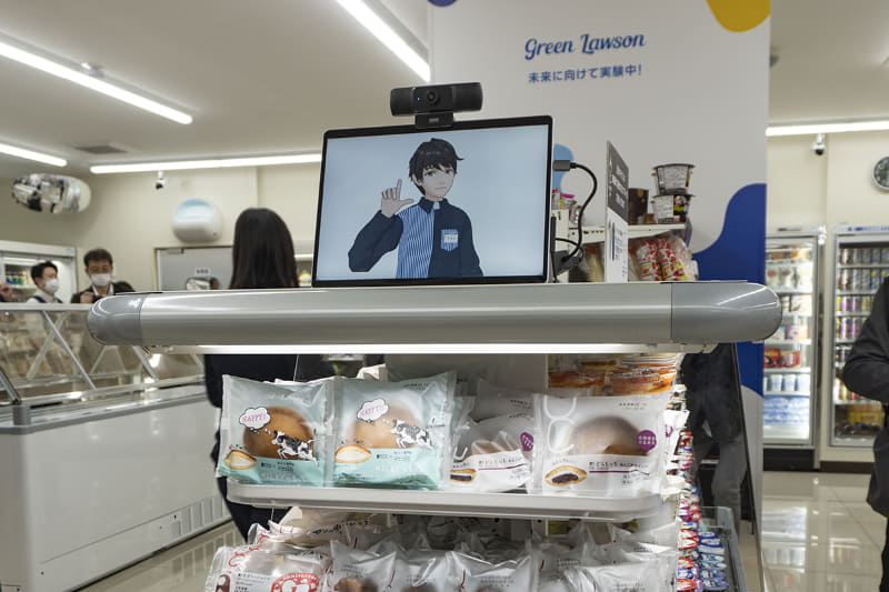 商品おすすめアバターはタブレットを使用しているため、容易に設置位置の変更ができる。オープン時点ではチルドデザート売場で実施