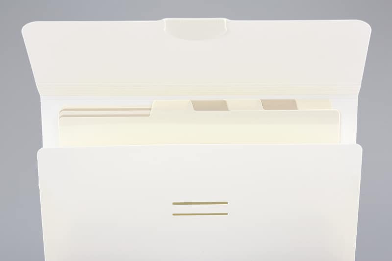 階段状の段差＆交互の色を採用した仕切り