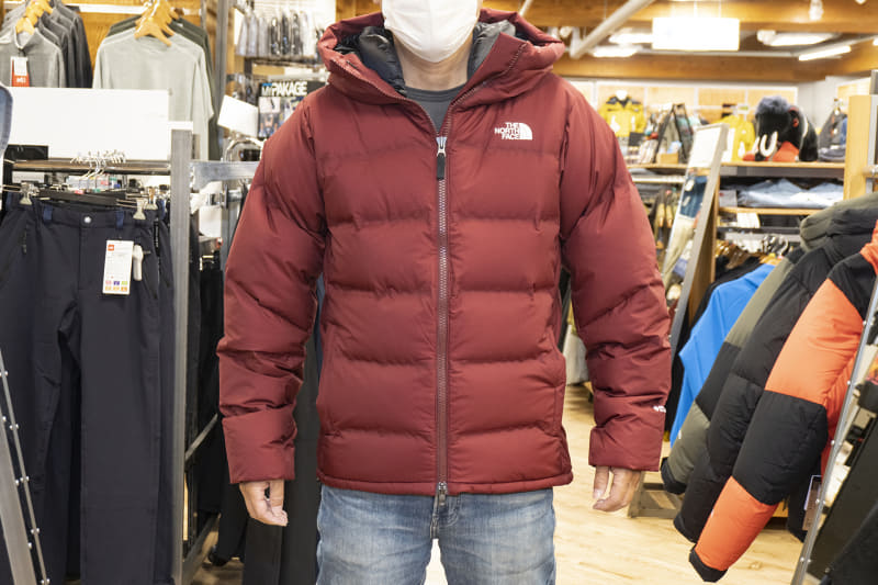 ザ・ノース・フェイス ビレイヤーパーカ ND92215(61,600円)。赤系のコードバン(写真)のほか黄色系のミネラルゴールドなどもラインナップ
