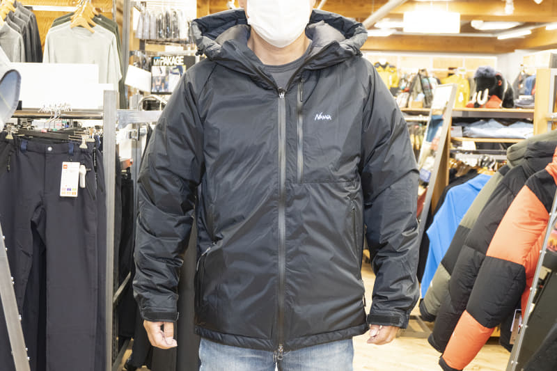 NANGA オーロラダウンジャケット(45,100円)。カラーは黒、カーキ、茶系を用意