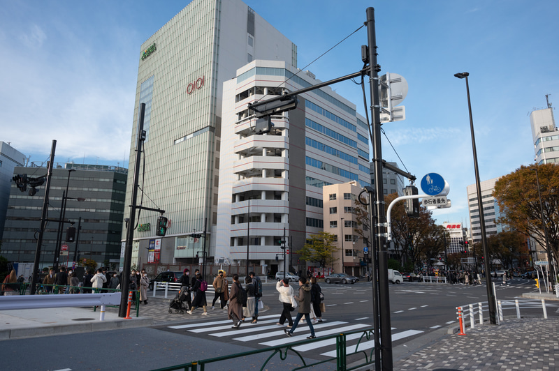 新宿側の交差点は映画館などが入るマルイアネックスの近くです