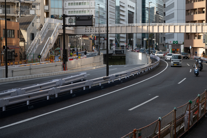 明治通り外回りにあるトンネルの入り口。写真の歩道橋も新設です(12月3日時点では完成していませんでした)