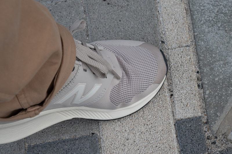 薄く軽いアッパー。無縫製で曲がりやすくなっています