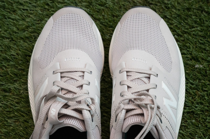 アウトソールは幅があり接地時に安定感があります。足の指も自由度が高いと感じます