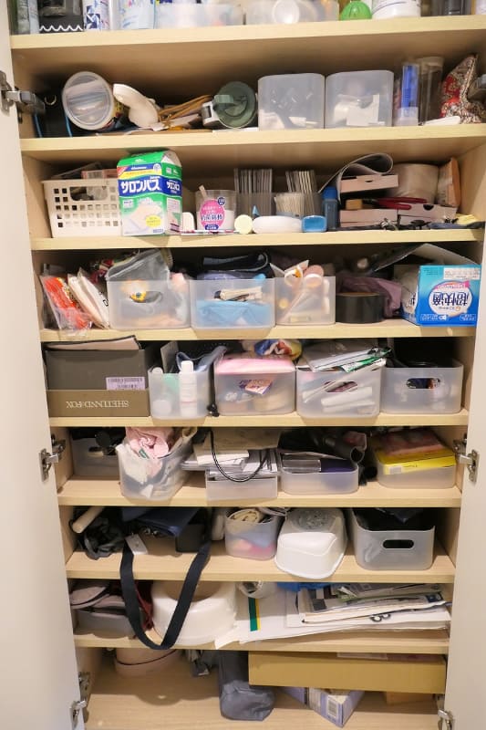 Before写真の撮影。ギチギチに詰まっており、なにか収納したいときはとりあえず空いているところに置いていたらこうなりました。お恥ずかしいですがありのままの状態です