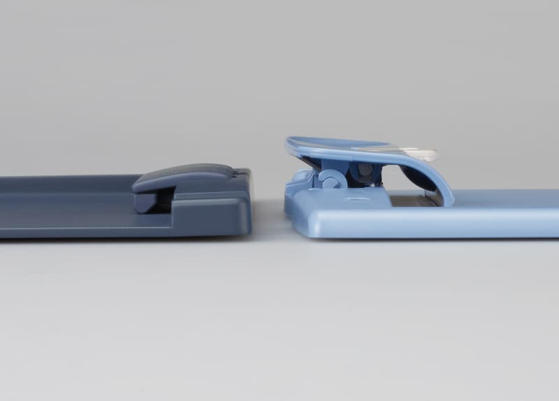 従来品(右)と比べて薄型なクリップ