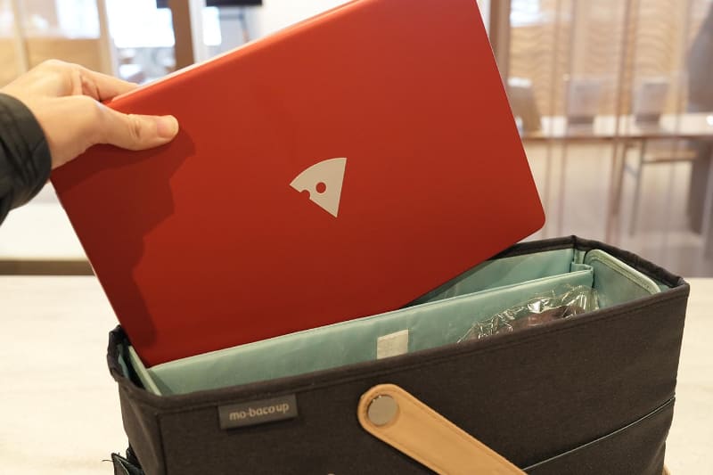 マウスコンピューターの14型ノートPC「<a href="https://www.mouse-jp.co.jp/store/g/gmouse-x4-r5/">mouse X4-R5</a>」も余裕で入ります