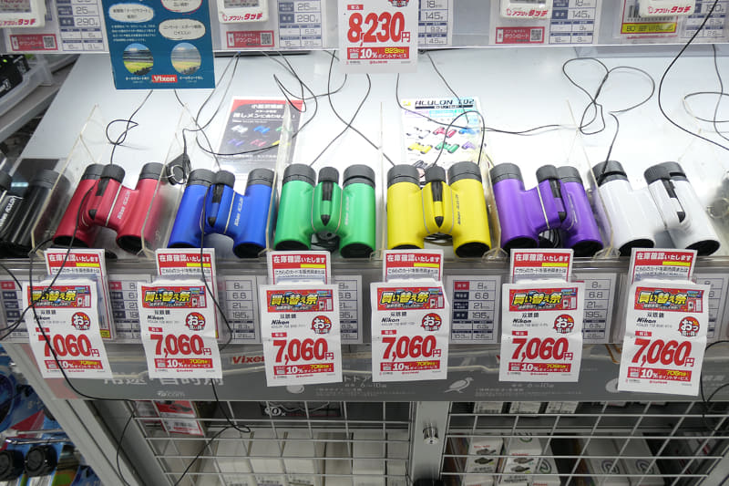 ニコン「アキュロン T02(ACULON T02) 8×21」(価格：7,060円)。7色展開で推しのメンカラ(メンバーカラー)で揃えたいという人の購入も多いそうです