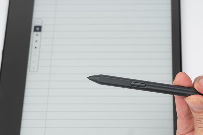 ペンにはボタンを搭載。押しながら書き込むと、指定の機能が動作する