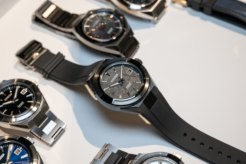 シリーズエイト 870 Mechanical 1周年記念限定モデル(中央)