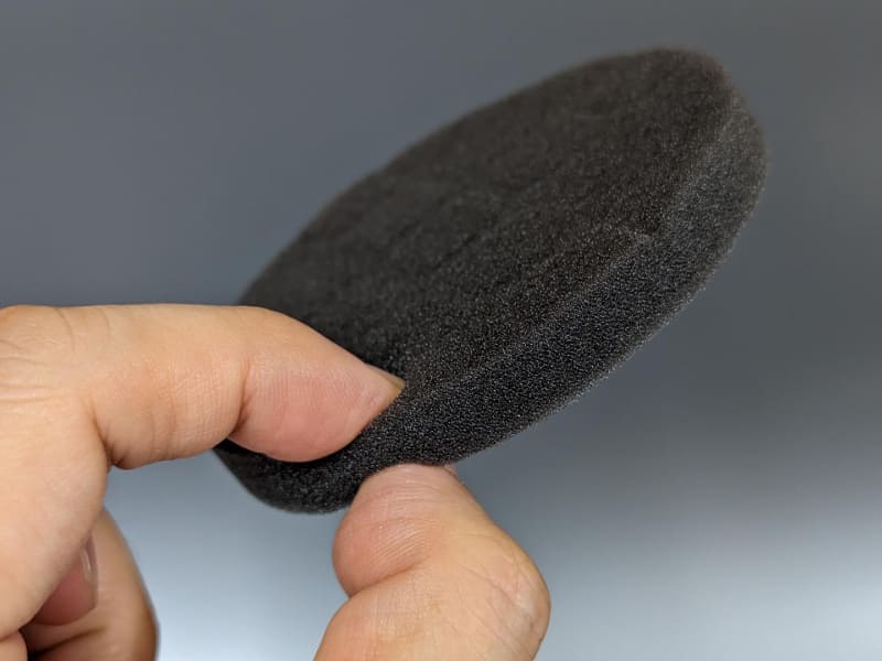 フィルターは軟質のウレタンフォーム。これを通過させてガスだけを外に逃がす仕組みだ