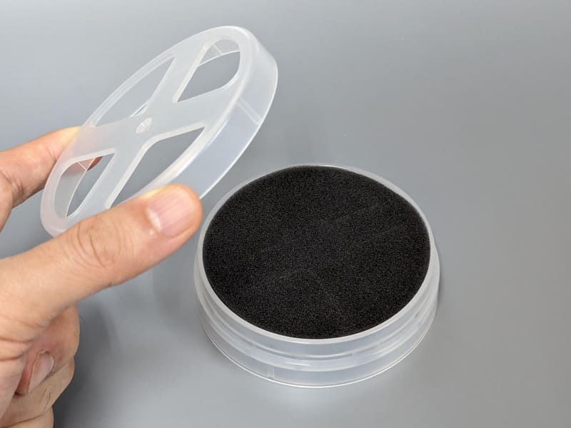 フィルターをフタにセットしたのち、本体の容器に取り付ける