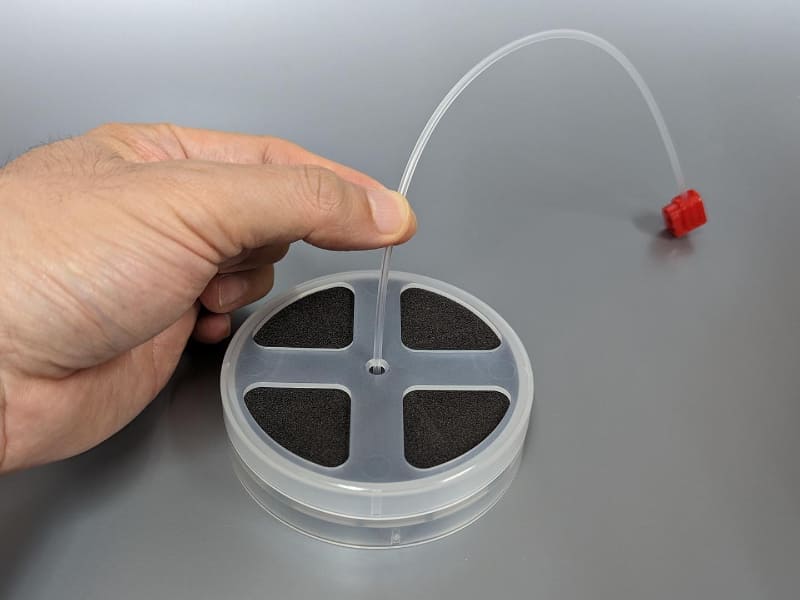 フィルターをセットした容器のフタの中央に、付属のロングノズルを差し込む