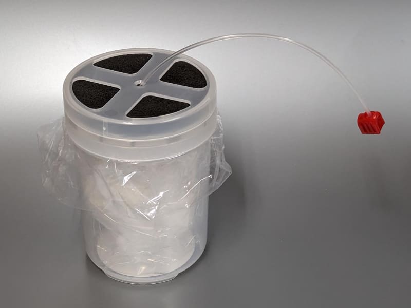 そのまま容器に取り付ける。ノズル先端がティッシュペーパーに突っ込まれる形になる