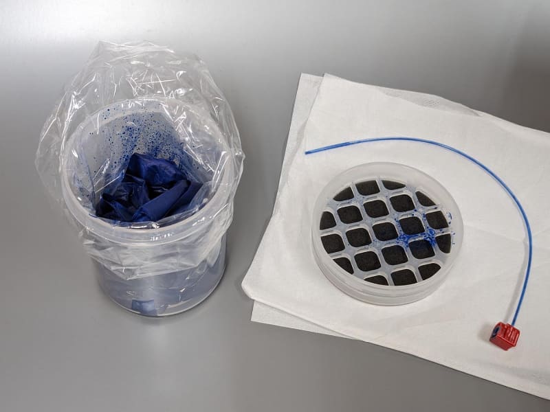 スプレー缶のガスが尽きたら取り外す。こぼれないよう注意しながら作業する