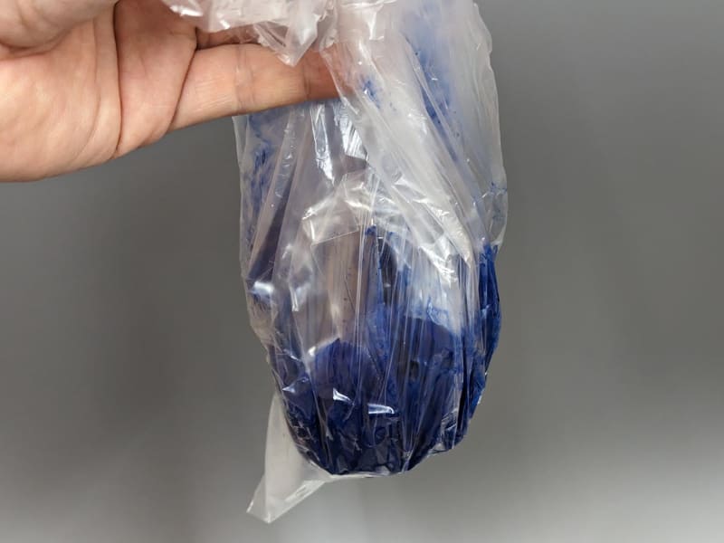 溜まった内容物。塗料の場合、乾燥させてから処分する