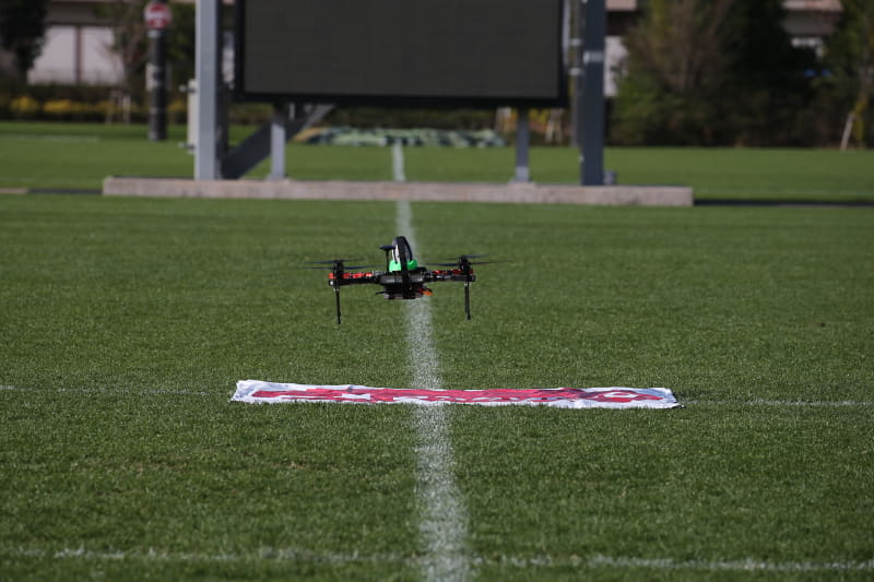 ラグビーボールを乗せて離陸