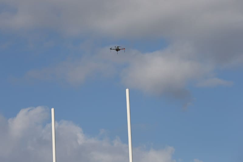 写真ではわかりにくいがゴールポストの間を飛行している