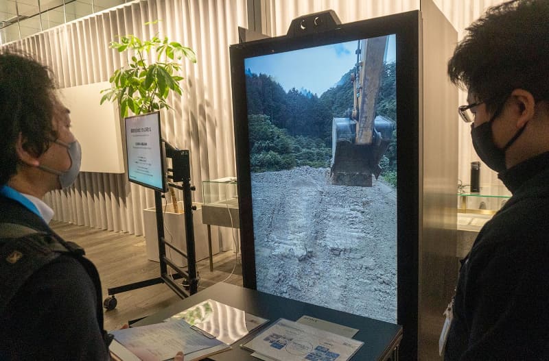 巨大な立体視ディスプレイを使い、重機を遠隔操作。ちゃんと立体感がわかるので、作業が圧倒的にしやすくなる。