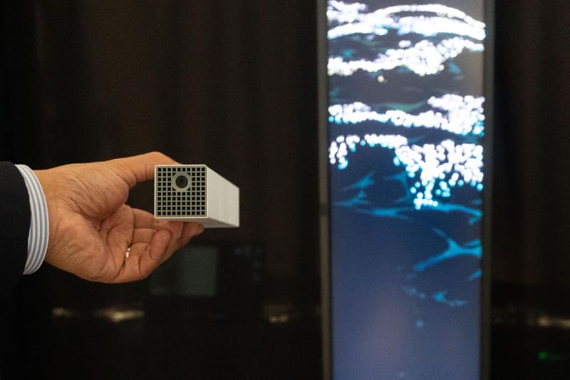 手のひらサイズの小型デバイスで匂いの発生と人に届けるための気流制御を行い、映像とシンクロさせて「匂い」を出す