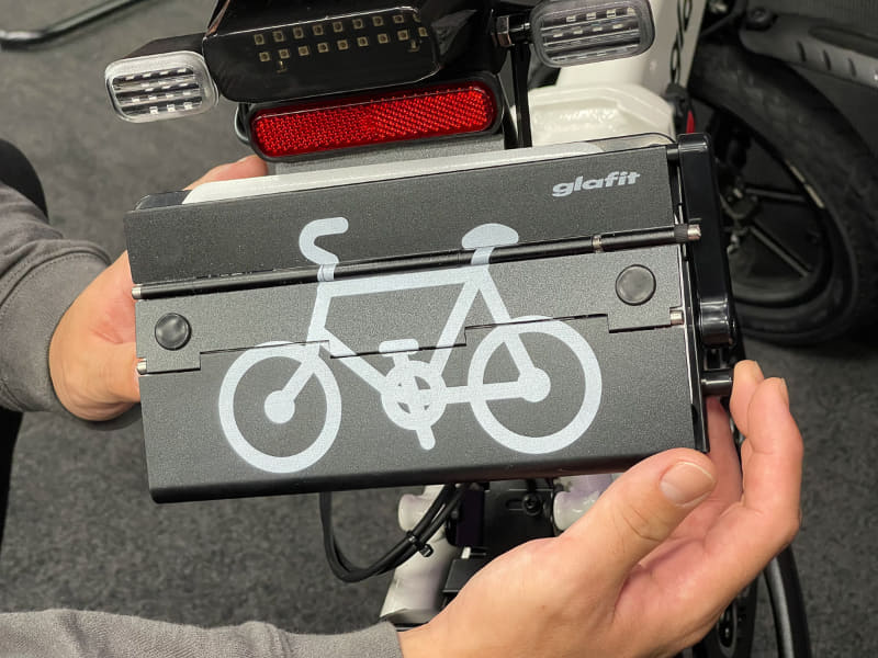 ナンバーを隠すと自転車として走れる「モビチェン」