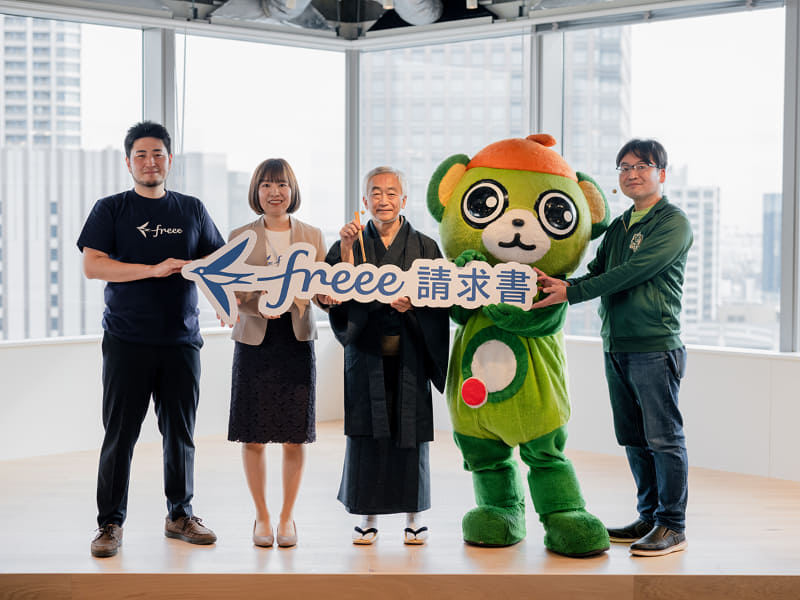 左から、freee 尾籠威則氏、同 石川美喜氏、落語家 参遊亭遊助氏、大崎駅西口商店会䛾マスコットキャラクター 大崎一番太郎氏、マネージャー犬山氏