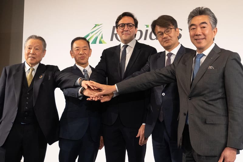 左から、Rapidus 東哲郎会長、同 小池淳義社長、米IBM Researchディレクターのダリオ・ギル氏、日本IBM 山口明夫社長、同 常務執行役員 最高技術責任者 兼 研究開発担当 森本典繁氏