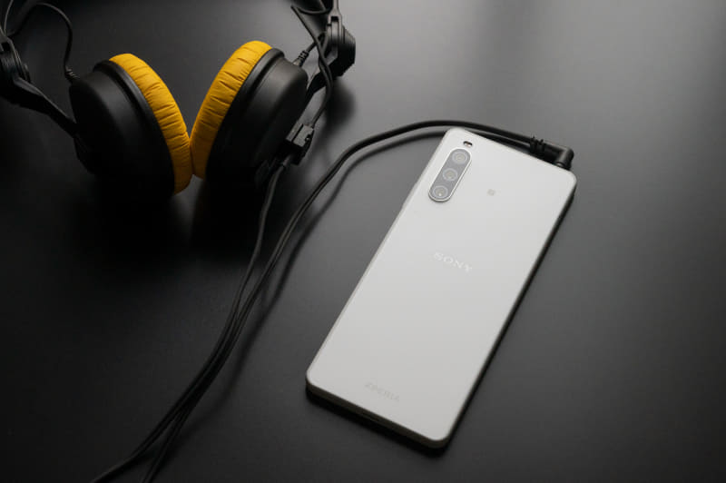 USB Type-Cを塞がずに有線のヘッドフォン・イヤフォンが使えます