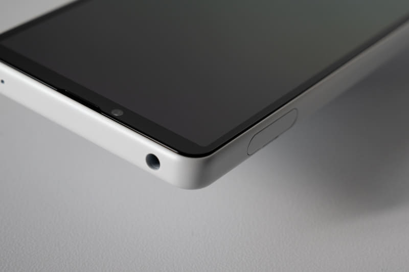 3.5mmのオーディオジャックを搭載。右のSIMカード/microSDカードトレイは爪の先でフタを開けるタイプでした