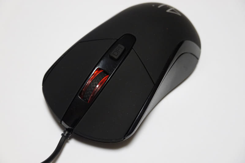 通電するとホールが暖かそうに光ります。