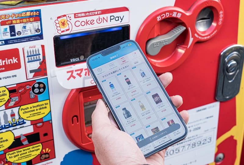 2018年に登場したCoke ON Pay。当初はLINE Payのみの対応とやや微妙な状況だったが、現在ではクレジットカードを含む複数の決済手段に対応し、利用を大幅に伸ばしている(写真提供：日本コカ・コーラ)