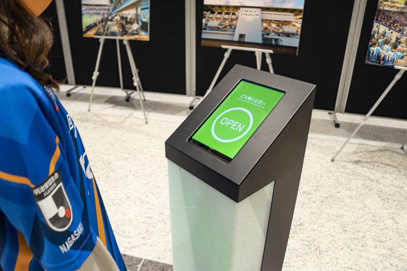 チップを入れたユニフォームを着て入場口の前に立つとゲートが開く