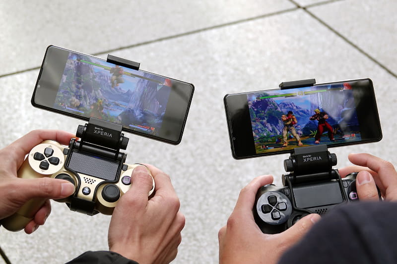 左がネットワークスライシングを適用した端末。右の映像にブレがないのは、コマ落ちして固まっているためだ。ただし、このデモでは、ゲーム以外のアプリにも同じスライスが適用されていた