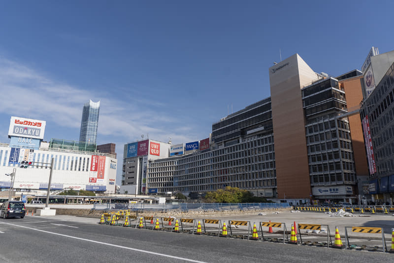 新宿駅西口の現在の様子。新宿西口ハルク(写真左)の後ろに見える白い頂の建物は東急歌舞伎町タワー('22年12月撮影)