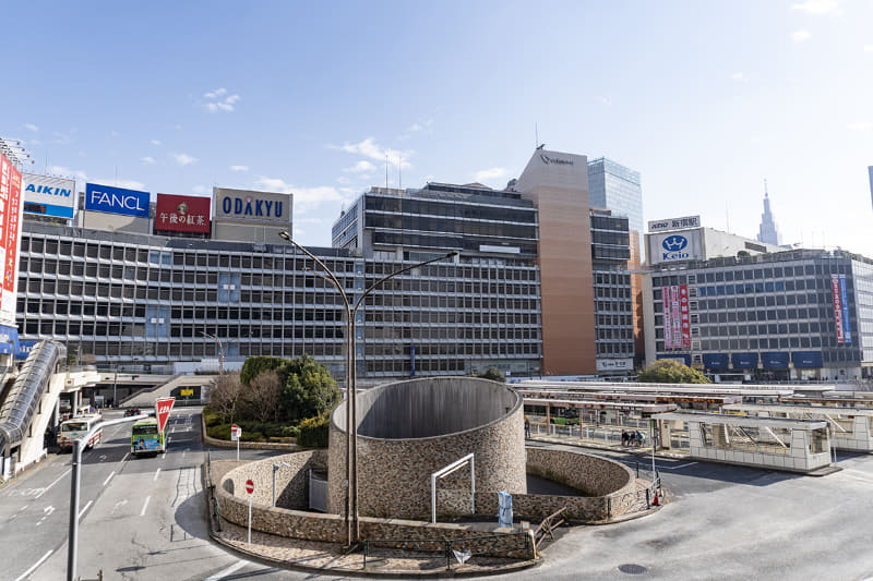 小田急本館(左)と京王百貨店(右)('22年12月撮影)