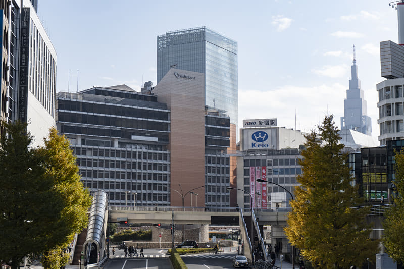 開発過程で小田急本館の向こう側を見ることができるかもしれない('22年12月撮影)