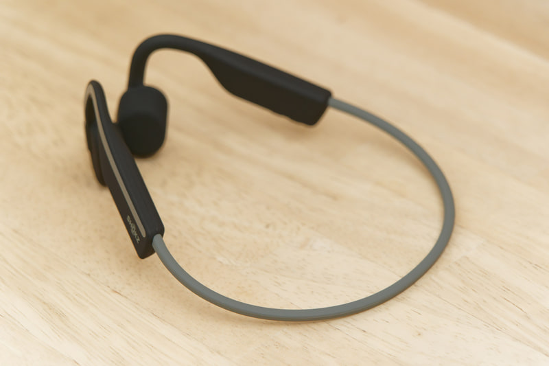 バンドにはチタン素材が用いられ、軽い力でしなり、ほどよい力でフィットする