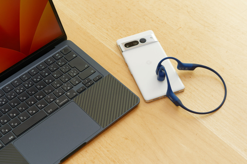 「マルチポイント」ペアリングに対応し、パソコンとスマートフォンなど2台のデバイスに同時に接続しておける