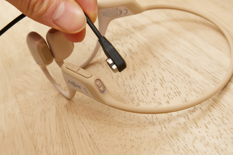 専用のマグネットケーブルが付属。近づけるだけでピタッとくっつき、充電が始まる